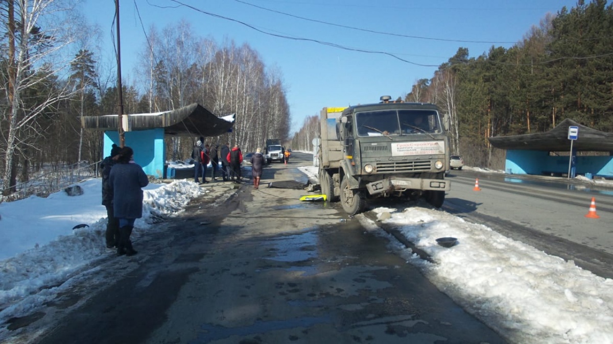 В Екатеринбурге КамАЗ снес светофор, и тот убил пешехода (2)