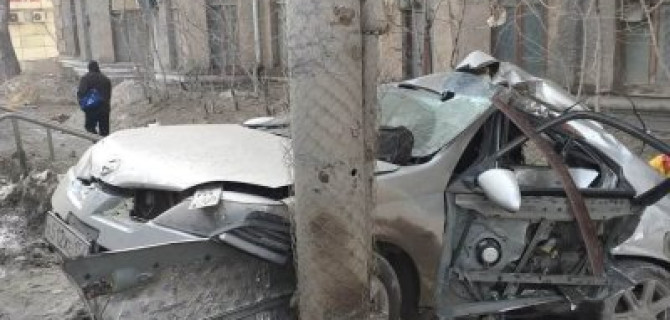 В Новосибирске иномарка врезалась в столб – погиб пассажир