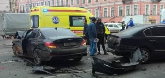 В Петербурге в ДТП на Невском погиб водитель иномарки