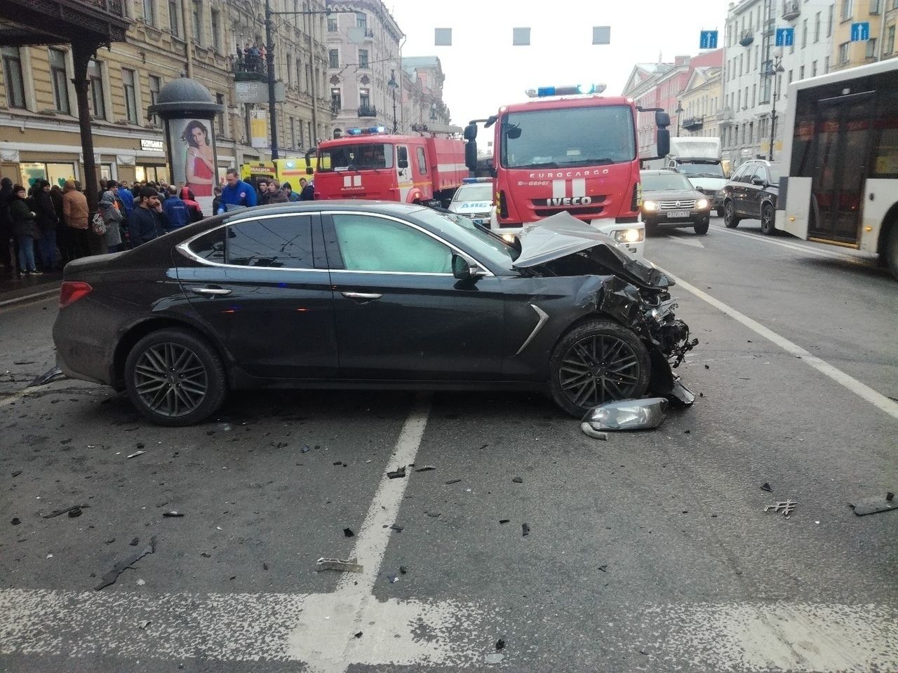 В Петербурге в ДТП на Невском погиб водитель иномарки (3)