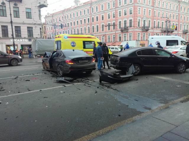 В Петербурге в ДТП на Невском погиб водитель иномарки (2)