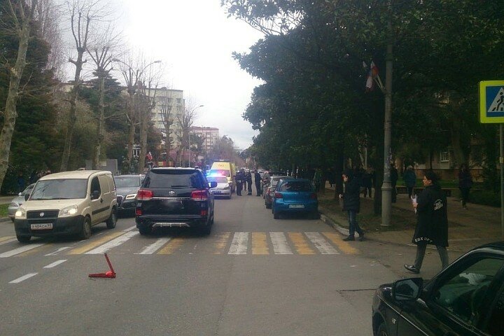 В Сочи иномарка сбила девочку на переходе