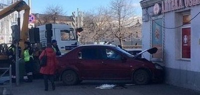 В центре Рязани легковушка врезалась в дом