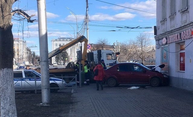 В центре Рязани легковушка врезалась в дом