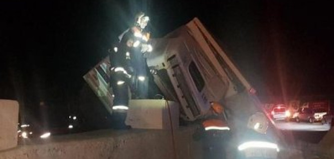 В Сочи погиб водитель опрокинувшегося грузовика