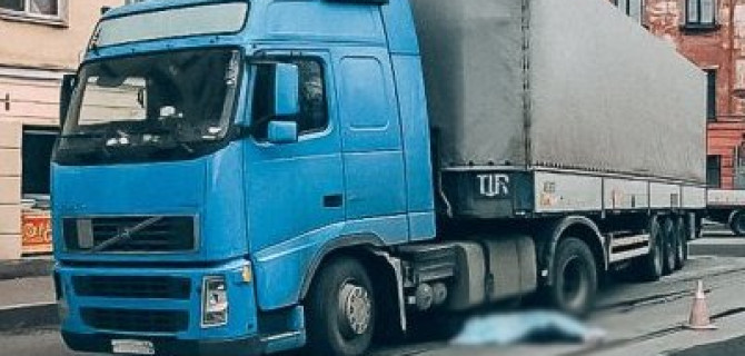 В Петербурге фура насмерть задавила мужчину