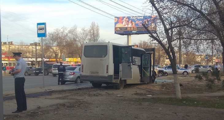 В Волгограде маршрутка насмерть била пешехода на тротуаре В Волгограде маршрутка насмерть била пешехода на тротуаре (1)