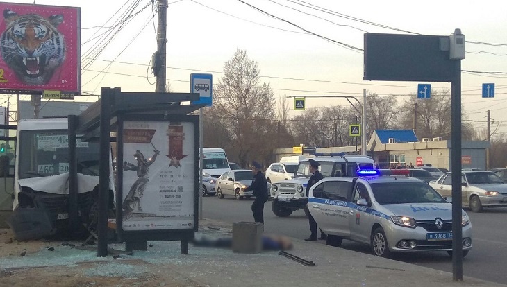 В Волгограде маршрутка насмерть била пешехода на тротуаре В Волгограде маршрутка насмерть била пешехода на тротуаре (2)