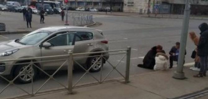 В Петербурге иномарка сбила девушку