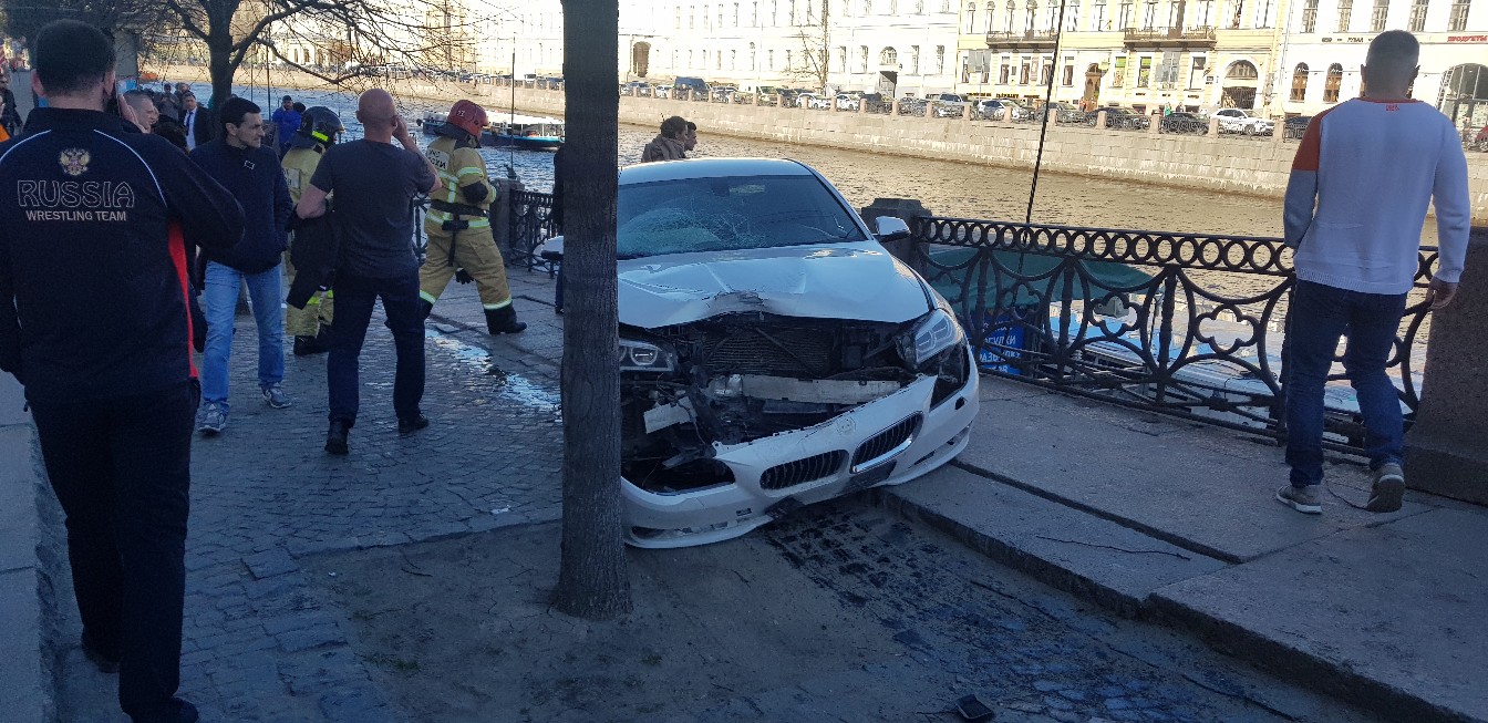 В центре Петербурга BMW сбила людей на тротуаре В центре Петербурга BMW сбила людей на тротуаре (1)