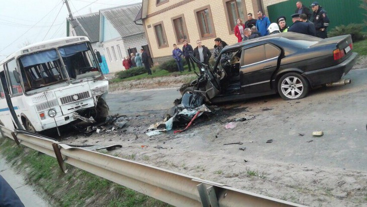 В Почепе в ДТП с автобусом погиб водитель иномарки В Почепе в ДТП с автобусом погиб водитель иномарки (1)