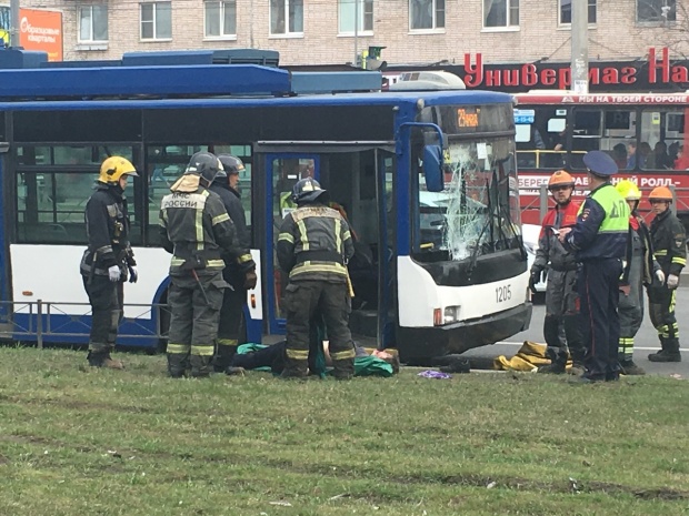 В Петербурге троллейбус насмерть сбил женщину (2)