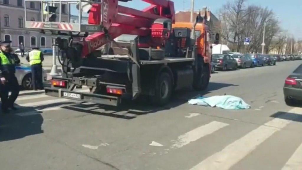 В Петербурге КамАз насмерть сбил девушку на самокате В Петербурге КамАз насмерть сбил девушку на самокате