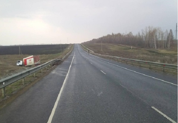 В Самарской области в ДТП погиб водитель грузовика В Самарской области в ДТП погиб водитель грузовика (1)