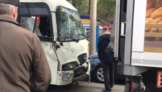 Три человека пострадали в ДТП с маршруткой в Барнауле Три человека пострадали в ДТП с маршруткой в Барнауле