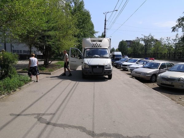 В Тольятти «Газель» сбила женщину с коляской на тротуаре В Тольятти «Газель» сбила женщину с коляской на тротуаре