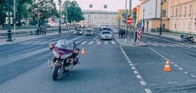 Пешеход сломал обе ноги, попав под мотоцикл в Петербурге