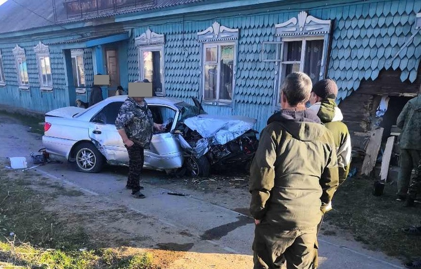 В Бурятии водитель врезался в дом и погиб В Бурятии водитель врезался в дом и погиб
