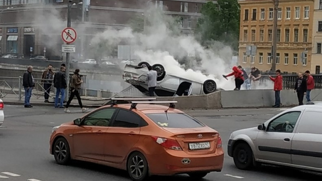В Петербурге на Обводном опрокинулся автомобиль В Петербурге на Обводном опрокинулся автомобиль