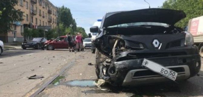 В Твери столкнулись три автомобиля