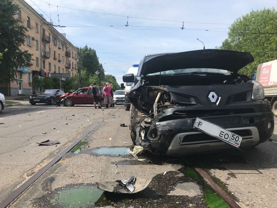 В Твери столкнулись три автомобиля В Твери столкнулись три автомобиля