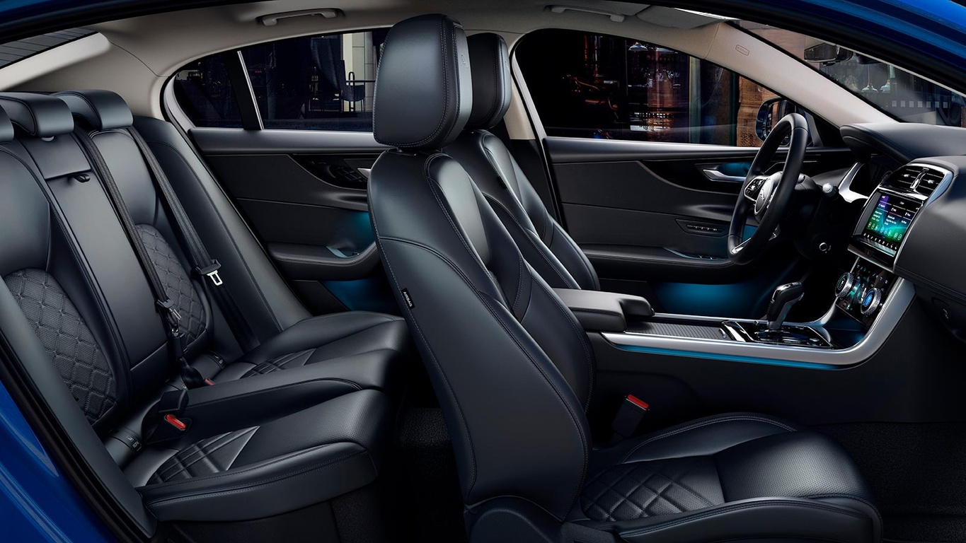 Jaguar XE салон