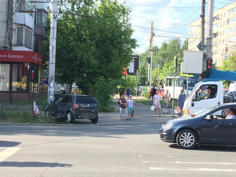 В Смоленске легковушка после ДТП вылетела на тротуар В Смоленске легковушка после ДТП вылетела на тротуар
