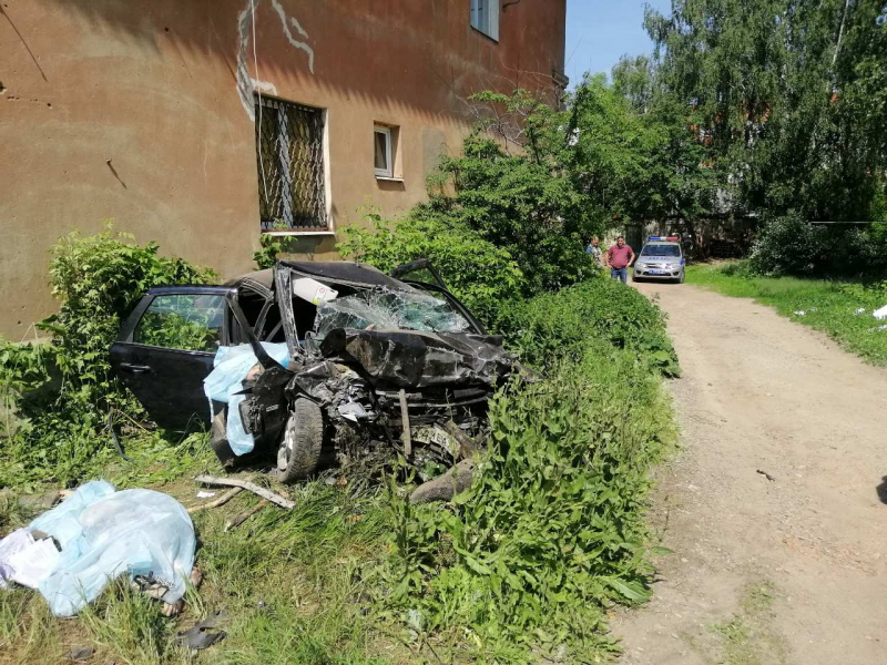 В Иванове машина врезалась в дом – погибли четверо (3)