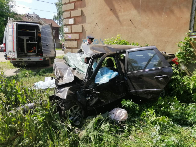 В Иванове машина врезалась в дом – погибли четверо (1)