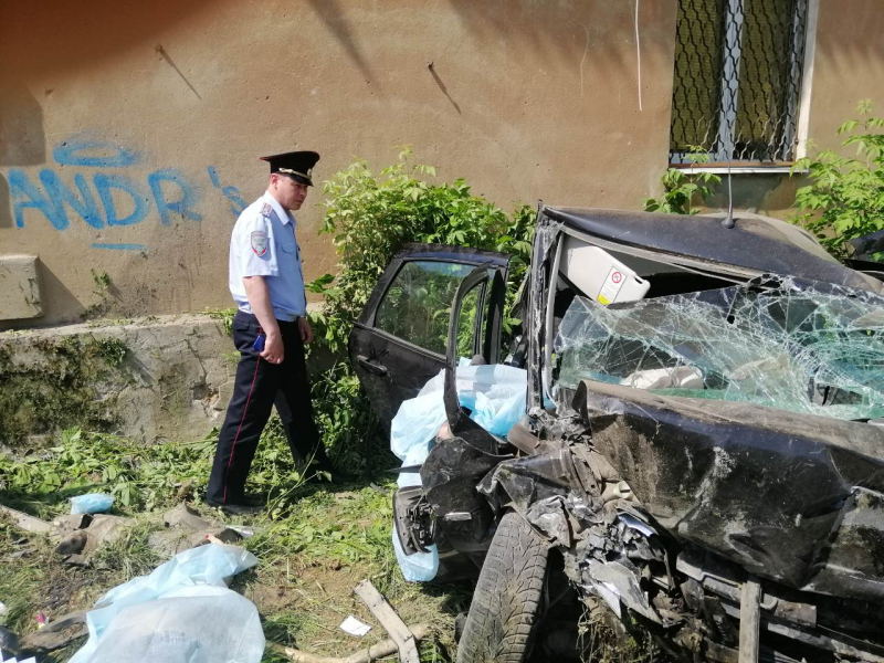 В Иванове машина врезалась в дом – погибли четверо (4)