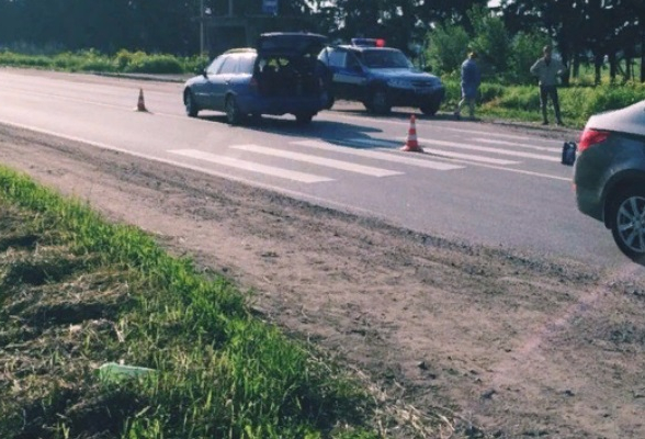 В Ленобласти водитель иномарки сбил женщину с ребенком В Ленобласти водитель иномарки сбил женщину с ребенком