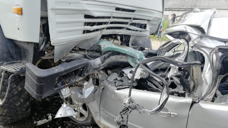Два человека погибли в ДТП с КамАЗом под Томском (1)