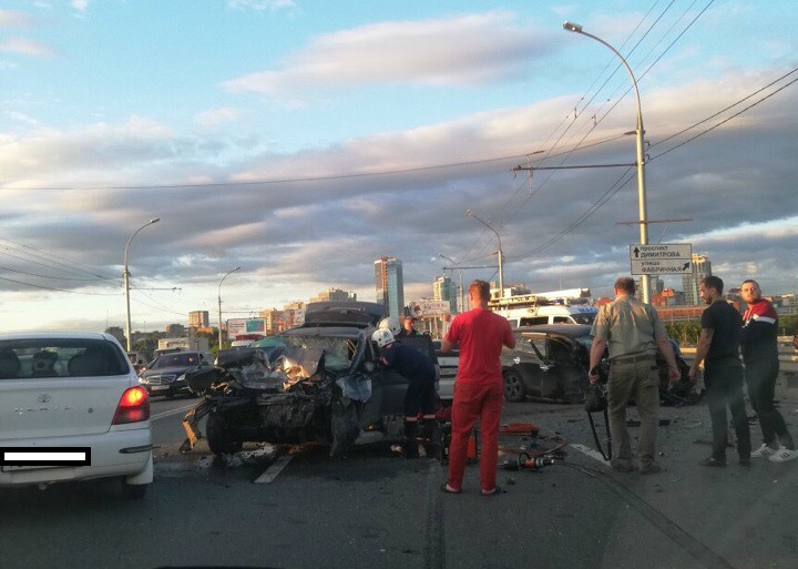 Четыре человека пострадали в массовом ДТП в Новосибирске