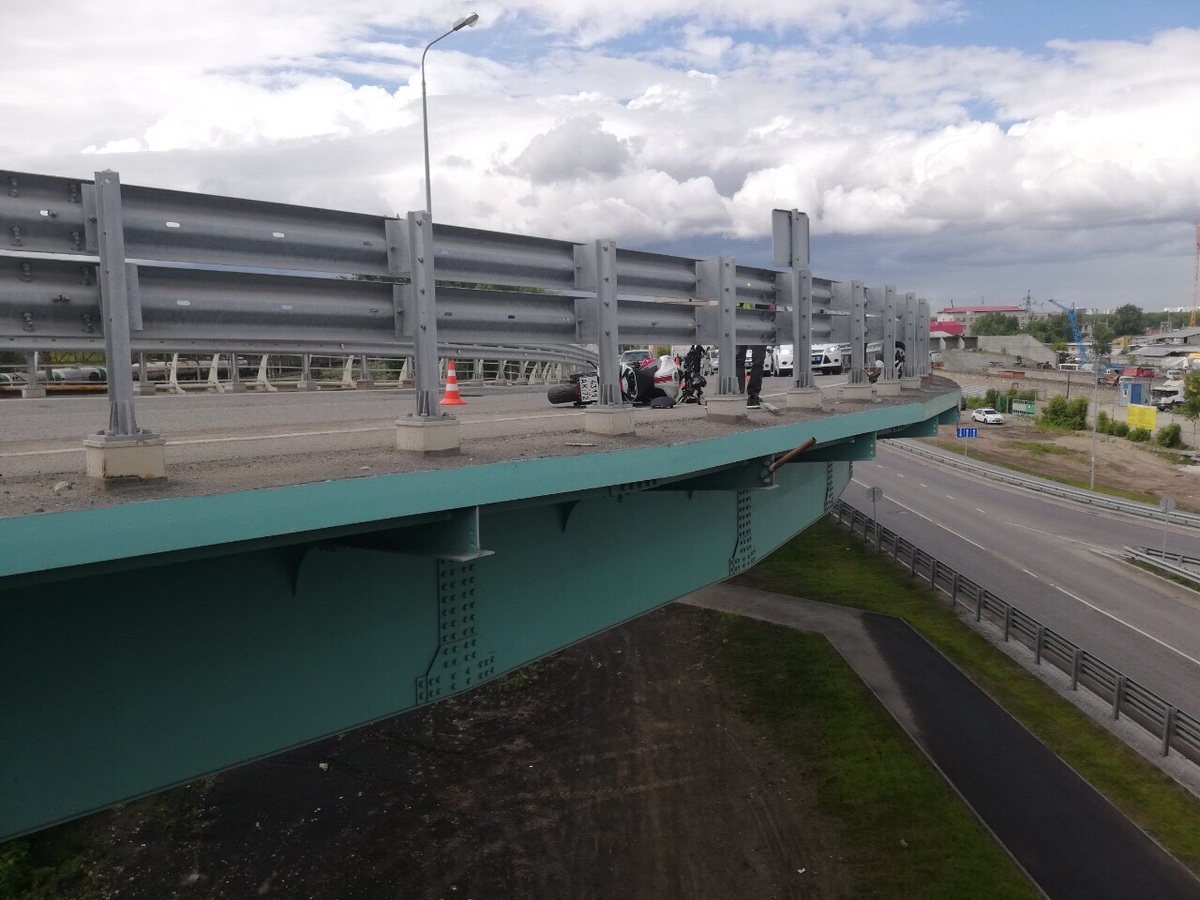 В Тюмени мотоциклист погиб, упав с путепровода В Тюмени мотоциклист погиб, упав с путепровода (3)