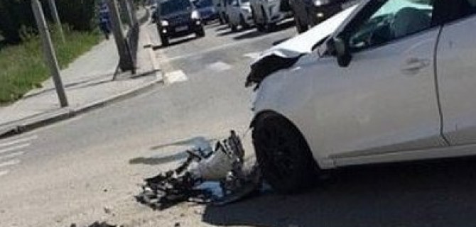 В Екатеринбурге автомобиль на тротуаре сбил коляску с ребенком