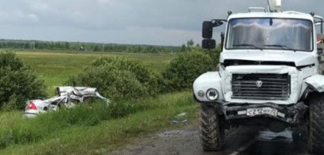 Четыре человека погибли в ДТП с грузовиком в Тюменской области