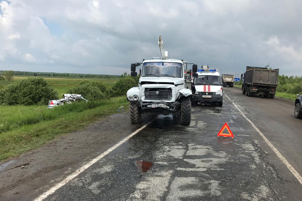 Четыре человека погибли в ДТП с грузовиком в Тюменской области Четыре человека погибли в ДТП с грузовиком в Тюменской области