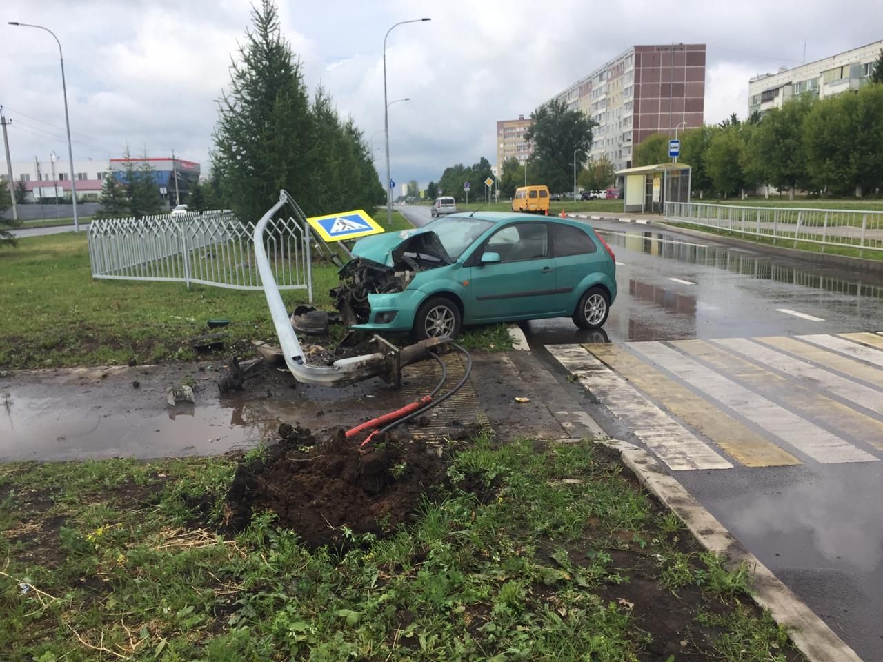 В Набережных Челнах иномарка врезалась в столб – пострадал ребенок В Набережных Челнах иномарка врезалась в столб – пострадал ребенок (1)
