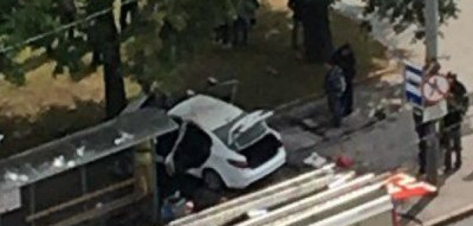 В Петербурге иномарка врезалась в дерево – погиб 19-летний пассажир