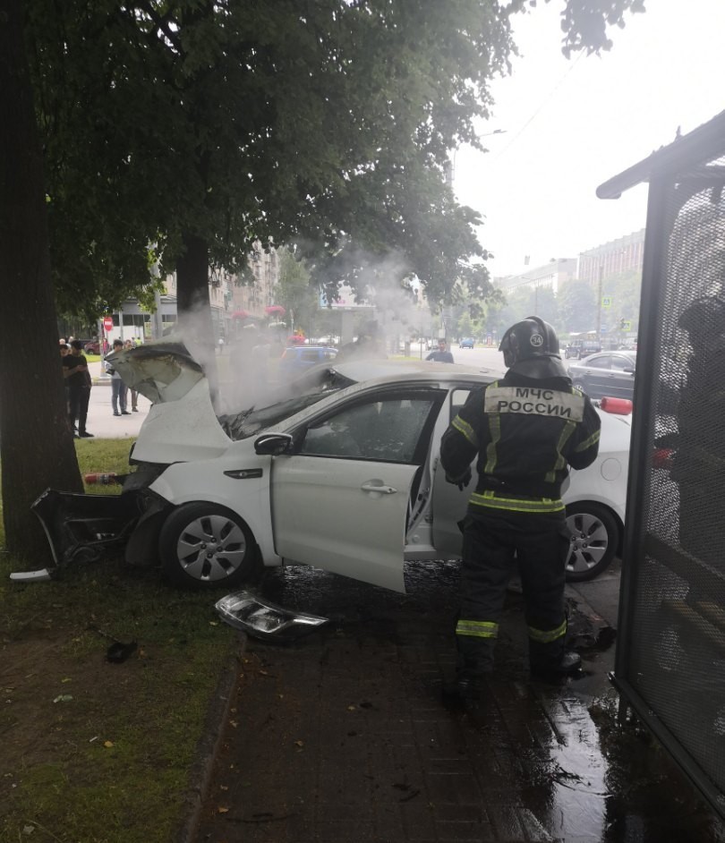 В Петербурге иномарка врезалась в дерево – погиб 19-летний пассажир (2)