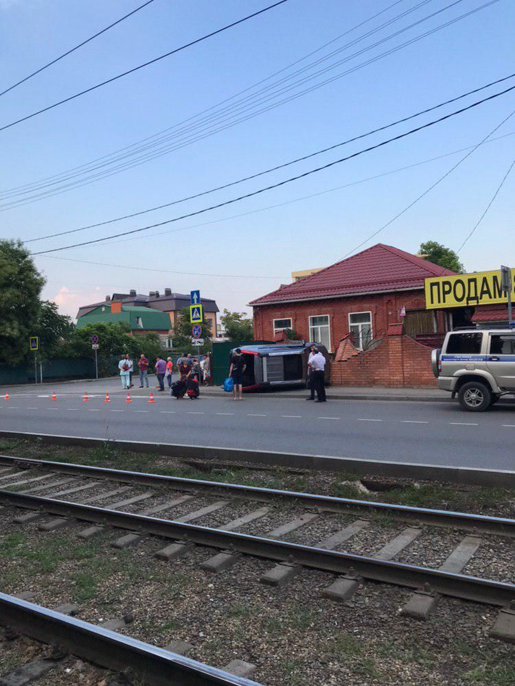 В Краснодаре иномарка насмерть сбила женщину на тротуаре В Краснодаре иномарка насмерть сбила женщину на тротуаре