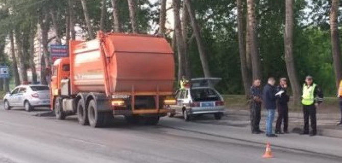 В Новосибирске мусоровоз сбил двух девушек на переходе – одна погибла