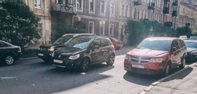В Петербурге на Подольской улице автомобиль сбил девушку