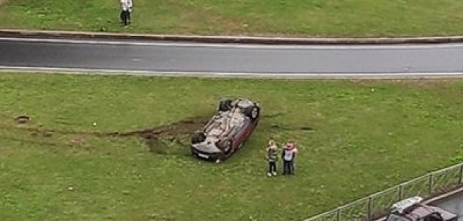 На съезде с КАД опрокинулся автомобиль