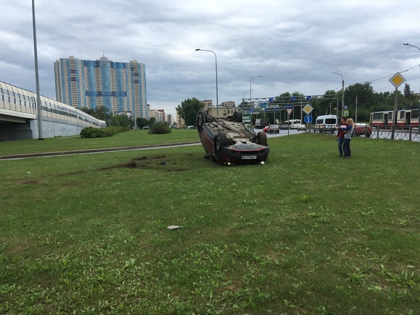 На съезде с КАД опрокинулся автомобиль На съезде с КАД опрокинулся автомобиль (2)