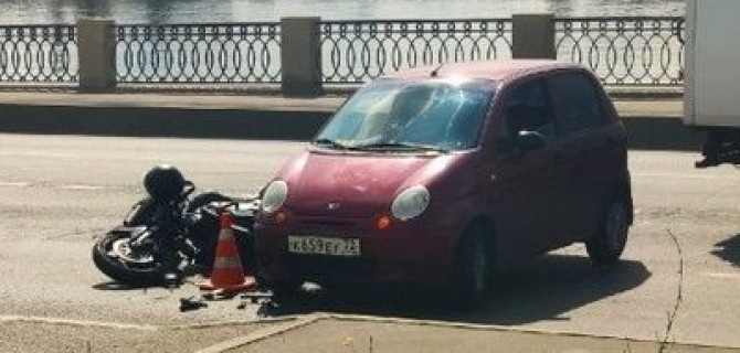 На Октябрьской набережной в ДТП пострадал мотоциклист