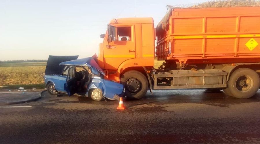На Кубани пожилая женщина погибла в ДТП с КамАЗом На Кубани пожилая женщина погибла в ДТП с КамАЗом (2)