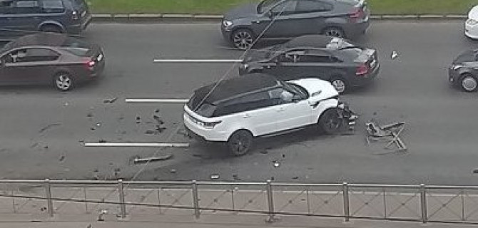 На проспекте Славы в Петербурге Range Rover пробил ограждение