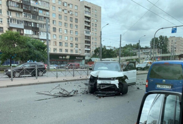 На проспекте Славы в Петербурге Range Rover пробил ограждение На проспекте Славы в Петербурге Range Rover пробил ограждение (2)