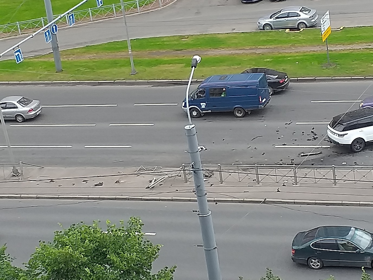 На проспекте Славы в Петербурге Range Rover пробил ограждение На проспекте Славы в Петербурге Range Rover пробил ограждение (3)